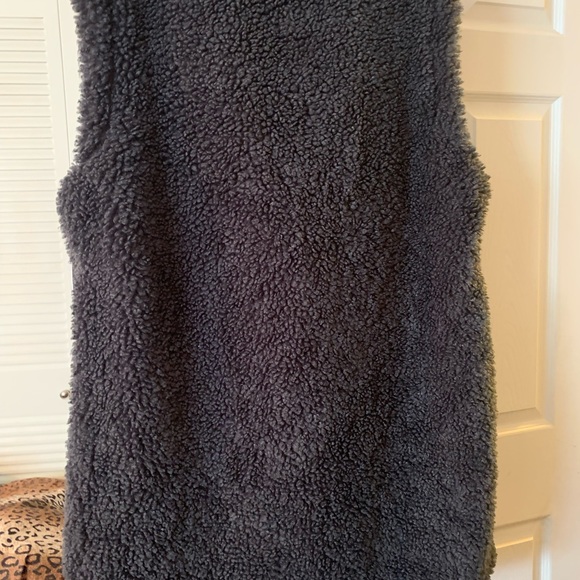 LIZ CLAIBORNE FLUFFY LONG VEST. - Picture 6 of 6